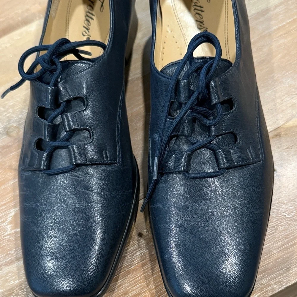 Trotters  Navy Leather Heels sz 8 1/2 N